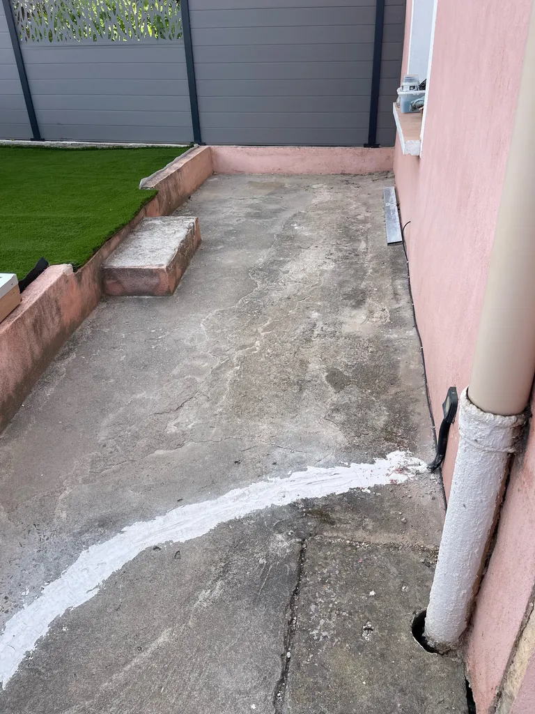 Réhabilitation d’une terrasse avec reprise de dalle béton et pose d’un carrelage travertin à Toulon 
