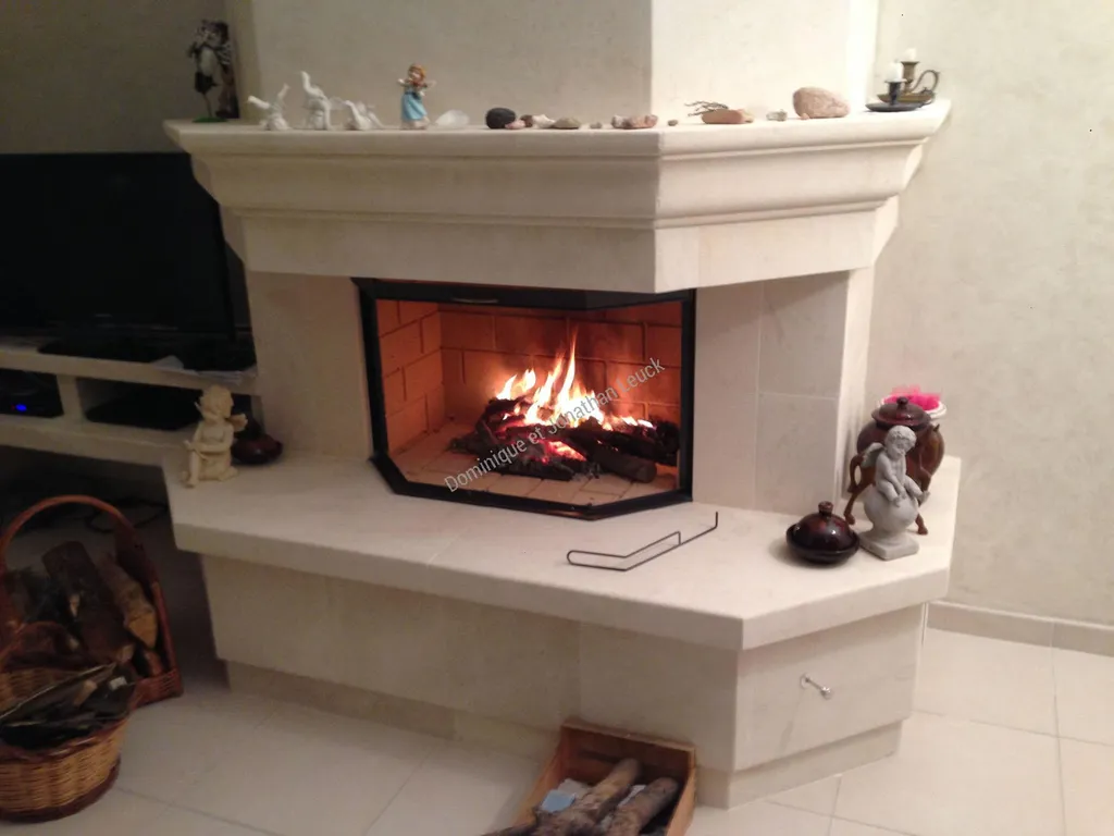 Cheminée en pierre d'Estaillades avec foyer fermé TOTEM