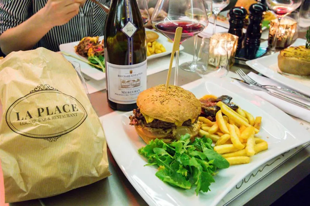 Lounge Bar Restaurant la place à roquebrune sur Argens