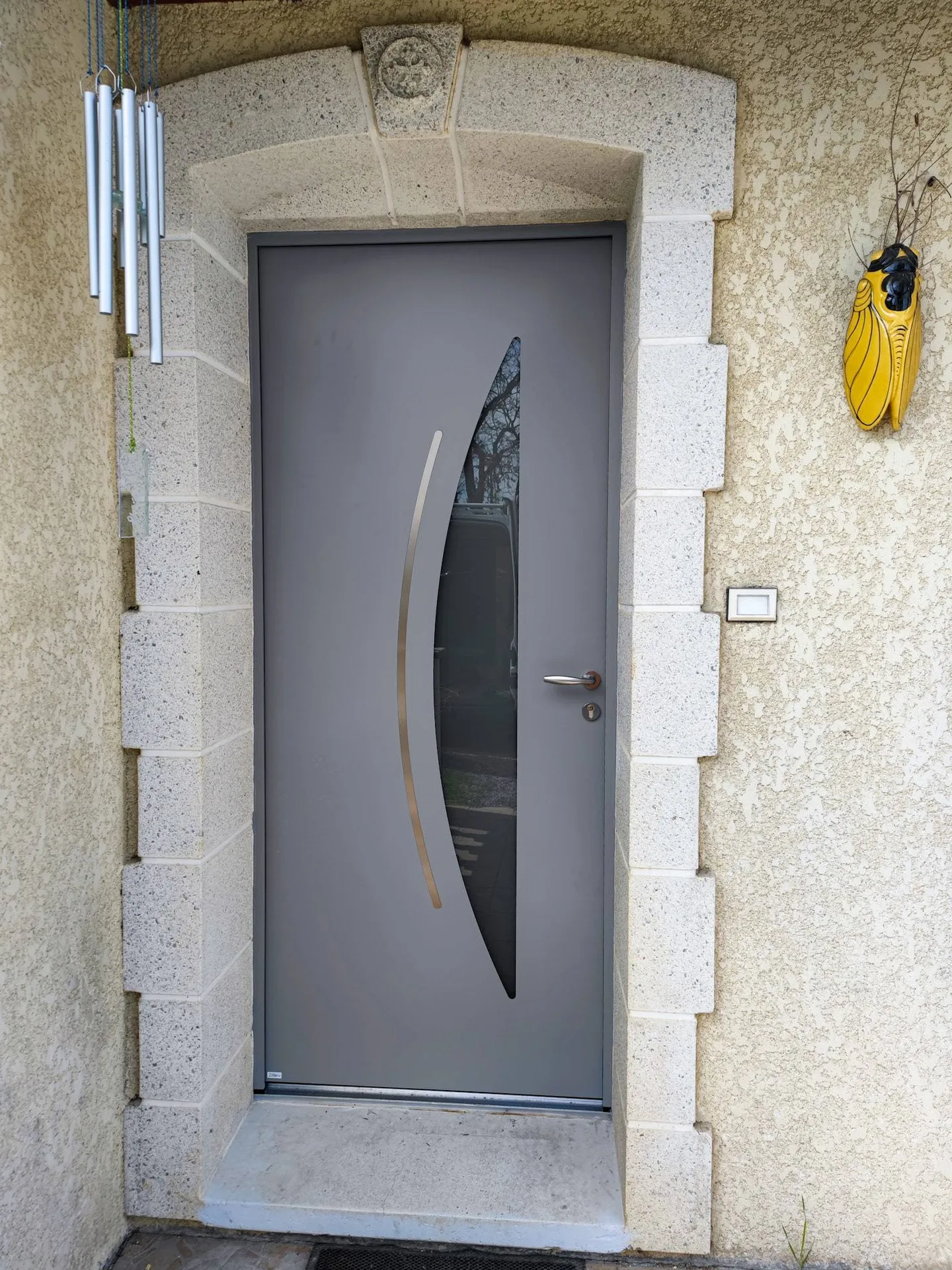 Installation et pose en rénovation d'une porte d'entrée en Aluminium de chez Zilten