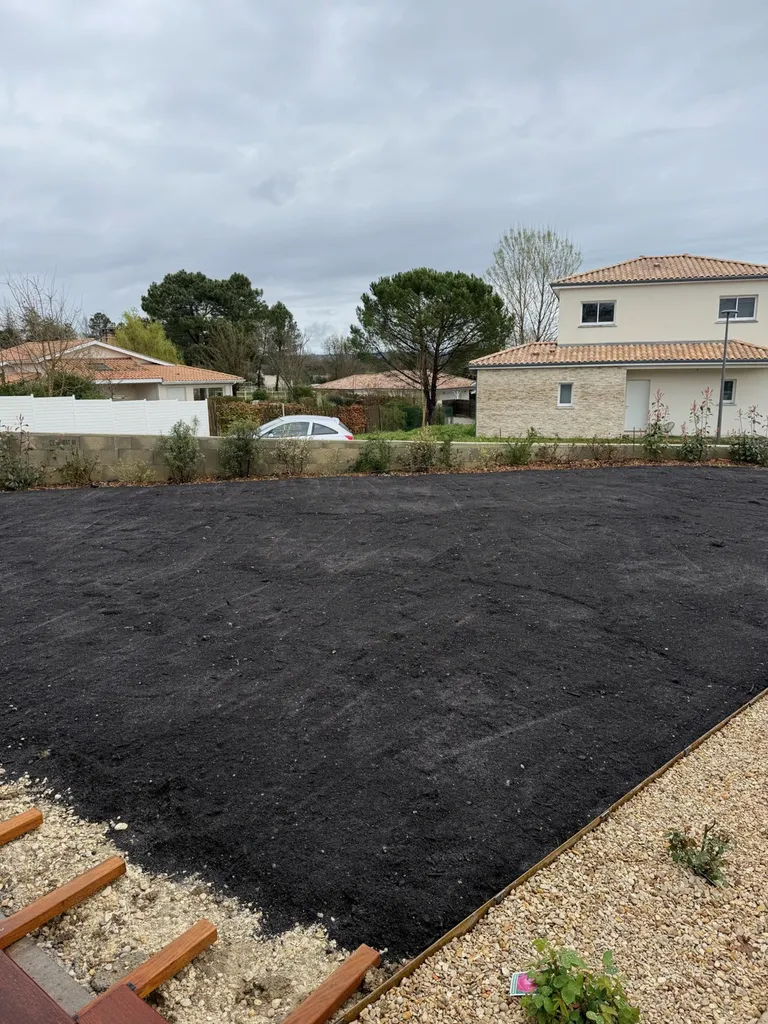 Apport de terre végétale sur la commune de Gradignan porche Cestas 