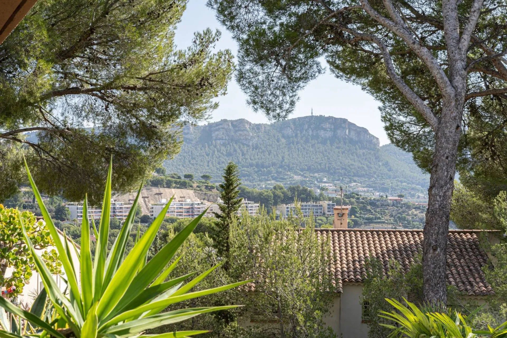 Appartement Cassis  T4 en rez-de-chaussée surélevé avec loggia dans résidence sécurisée avec parking