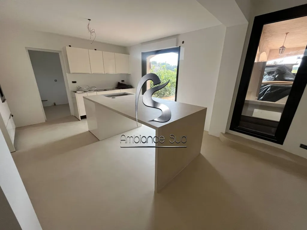 Plan de travail de cuisine en béton ciré taloché beige à Hyères près de Toulon