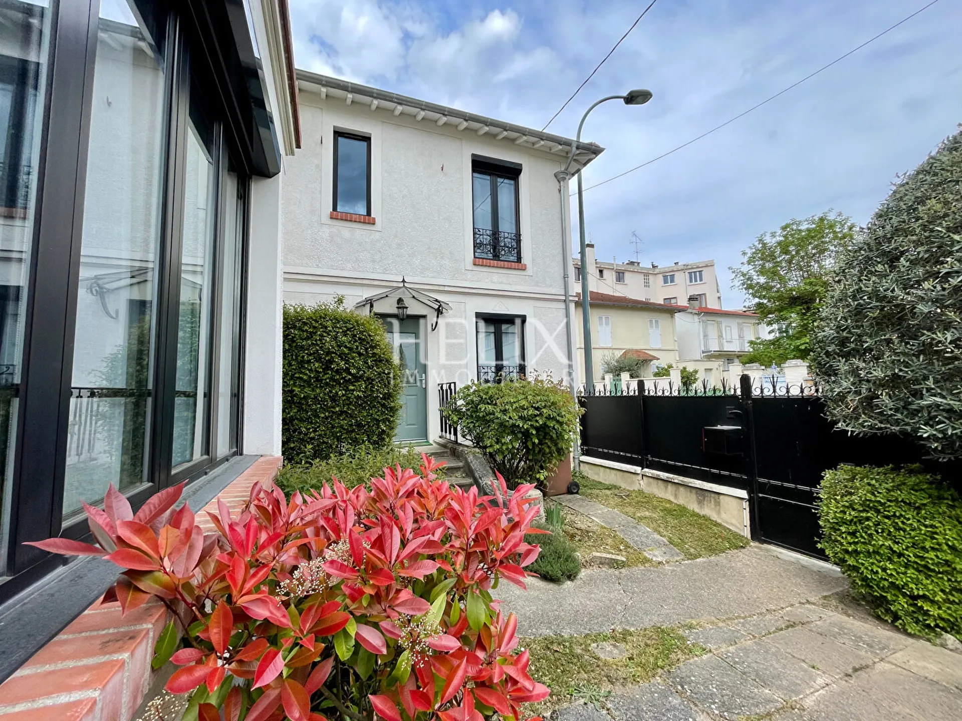 Location réalisée par l'agence HELIX Immobilier du Vesinet, Une charmante maison de 6 pièces principales en plein coeur du centre ville du Vésinet