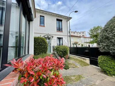 Location réalisée par l'agence HELIX Immobilier du Vesinet, Une charmante maison de 6 pièces principales en plein coeur du centre ville du Vésinet