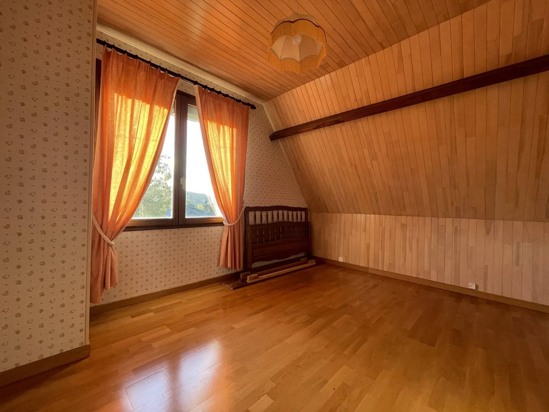 SOUS OFFRE Maison traditionnelle de 160,60 m² avec dépendance de 45m², sur son son terrain de 2 970 m², à proximité des commerces de Saint Nicolas d'Aliermont, Seine Maritime, 76