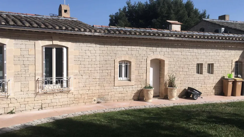 Installation de gouttières demi ronde en zinc dans le Vaucluse et le Gard