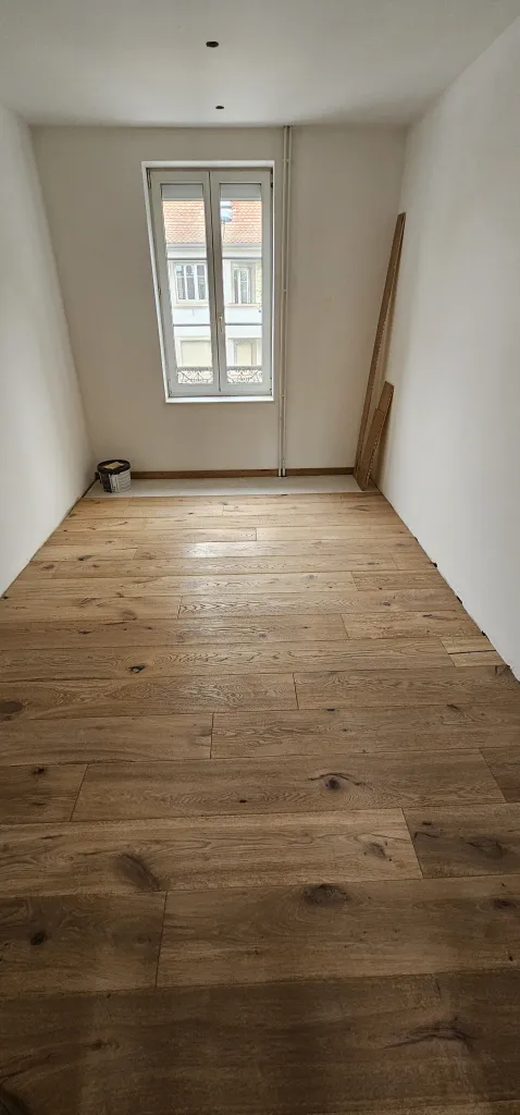 Pose de parquet bois massif ou contrecollé avec finitions soignées dans des bureaux modernes à Strasbourg