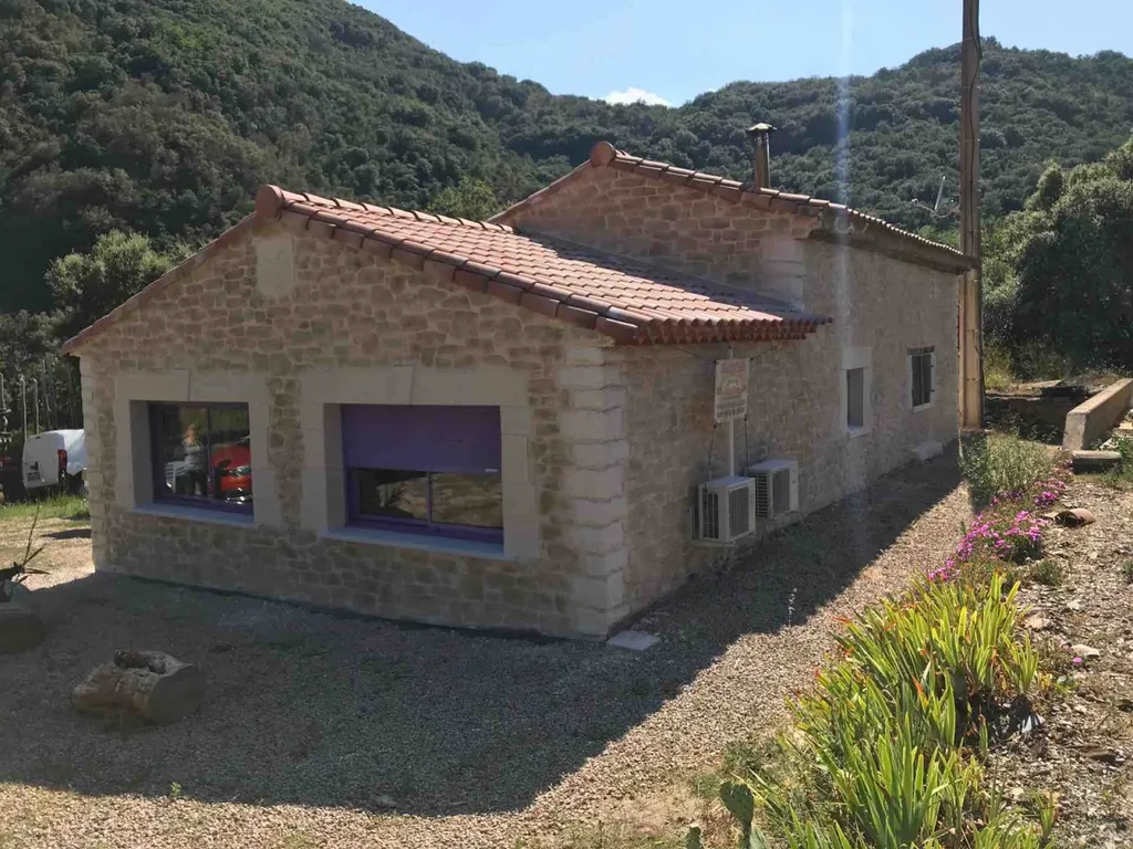 Facade en Pierre taillée sur une Rénovation à Olargues dans les Hauts Cantons près de Saint-Pons de Thomières et Béziers