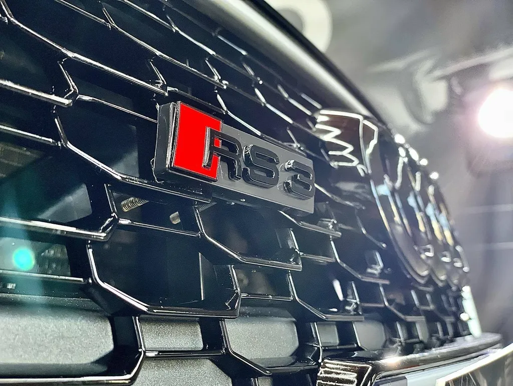 Rénovation de carrosserie abimée et rayée d'une Audi RS3 à La Tour de Salvagny