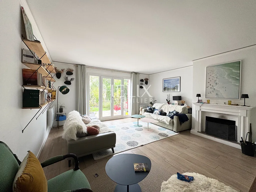 A vendre dans un quartier agréable et tranquille à Saint-Germain-en-Laye une jolie maison de 144 M² sur 3 niveaux avec jardin et sans vis à vis.