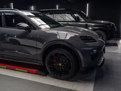 Résultat visuel après pose de film PPF sur Porsche Macan 4S dans la région de Lorient.