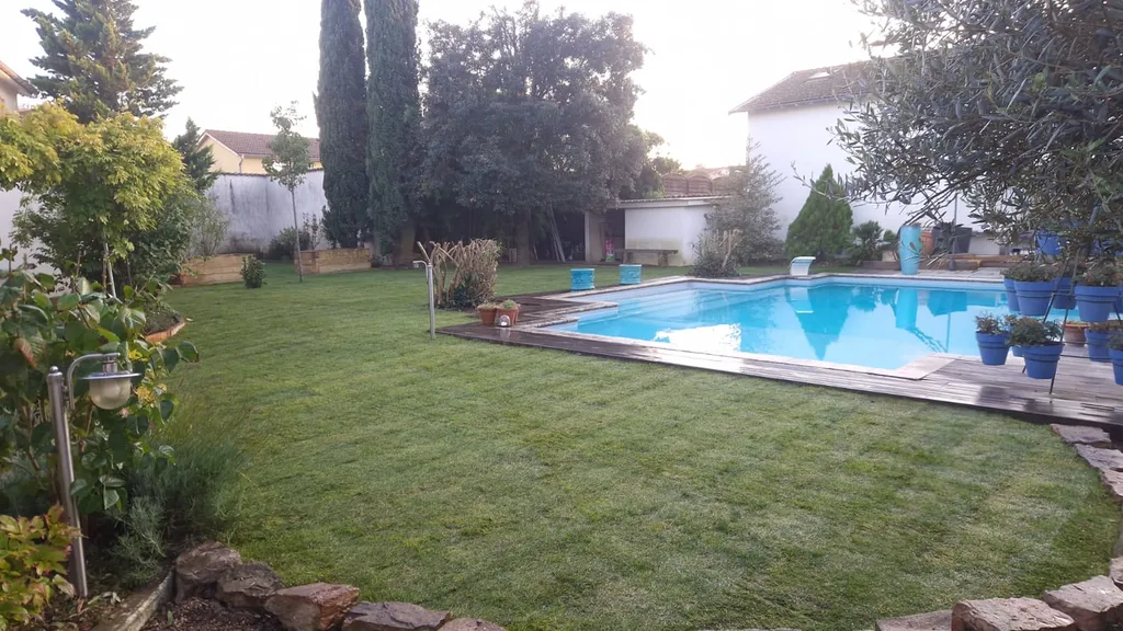 Paysagiste à Anse près de Villefranche-sur-Saône spécialisé dans la création et l'entretien d'espaces verts, l'élagage et l'abattage pour les particuliers et les professionnels