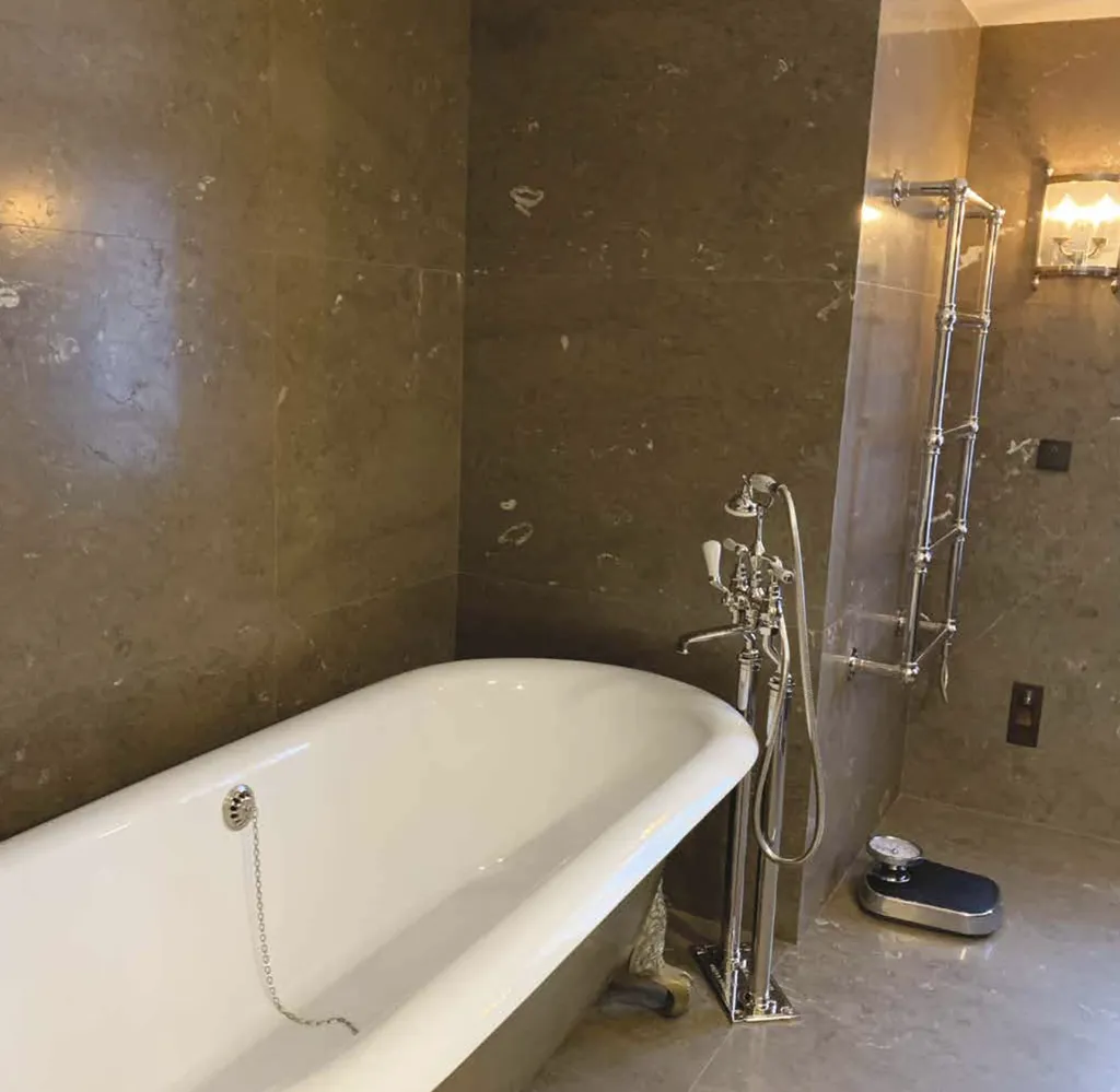 Cèdre Brown – Marbre marron et kaki pour sols et aménagements intérieurs et extérieurs