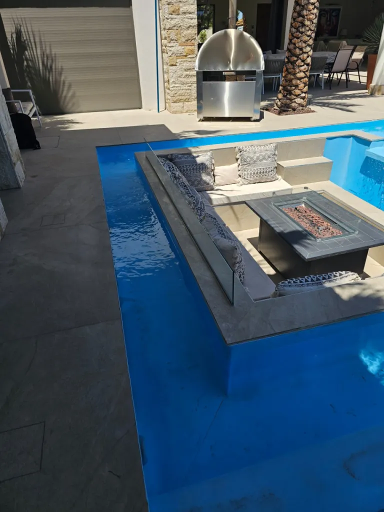 Fabrication et pose de barrières et gardes corps en verre trempé sécurisé protection anti éclaboussement pour piscine haut de gamme à La Barben