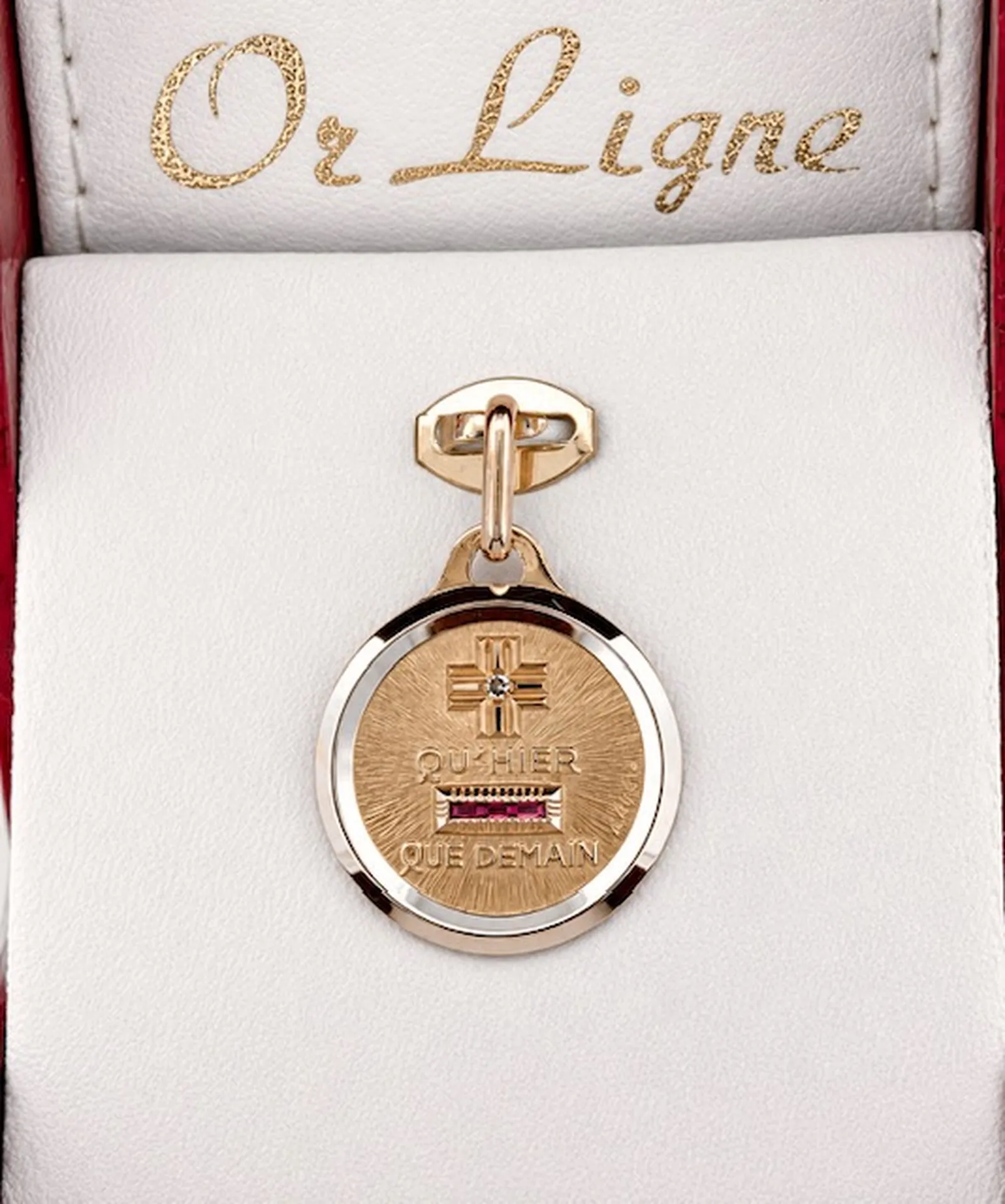 Médaille d’amour A. Augis en or 18 carats disponible en dépôt vente à La Teste-de-Buch Bassin d’Arcachon