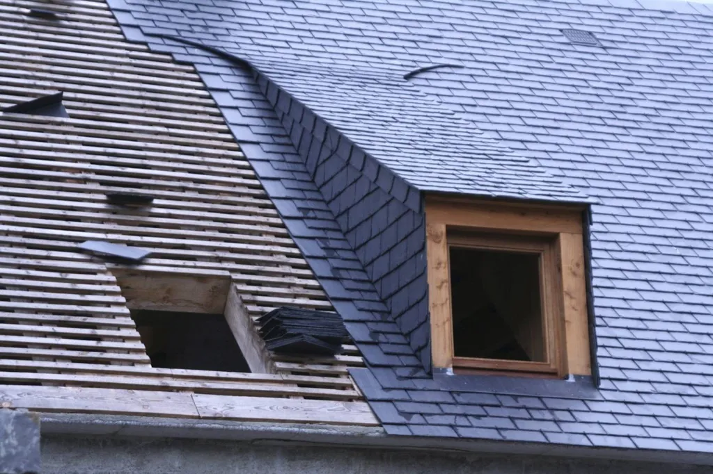 Rénovation complète d'une toiture ardoise naturelle avec EC couverture dans la région de Nantes