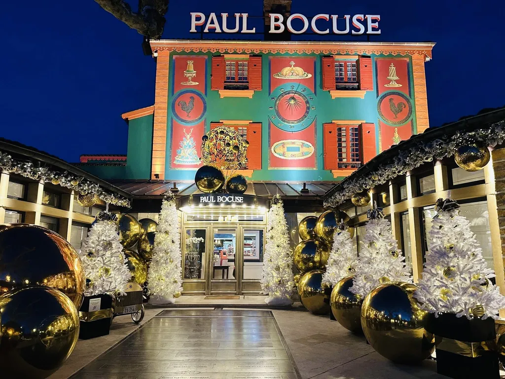 Réalisation de la décoration de Noël avec sapins éclairés pour l'allée devant le restaurant Bocuse à Lyon