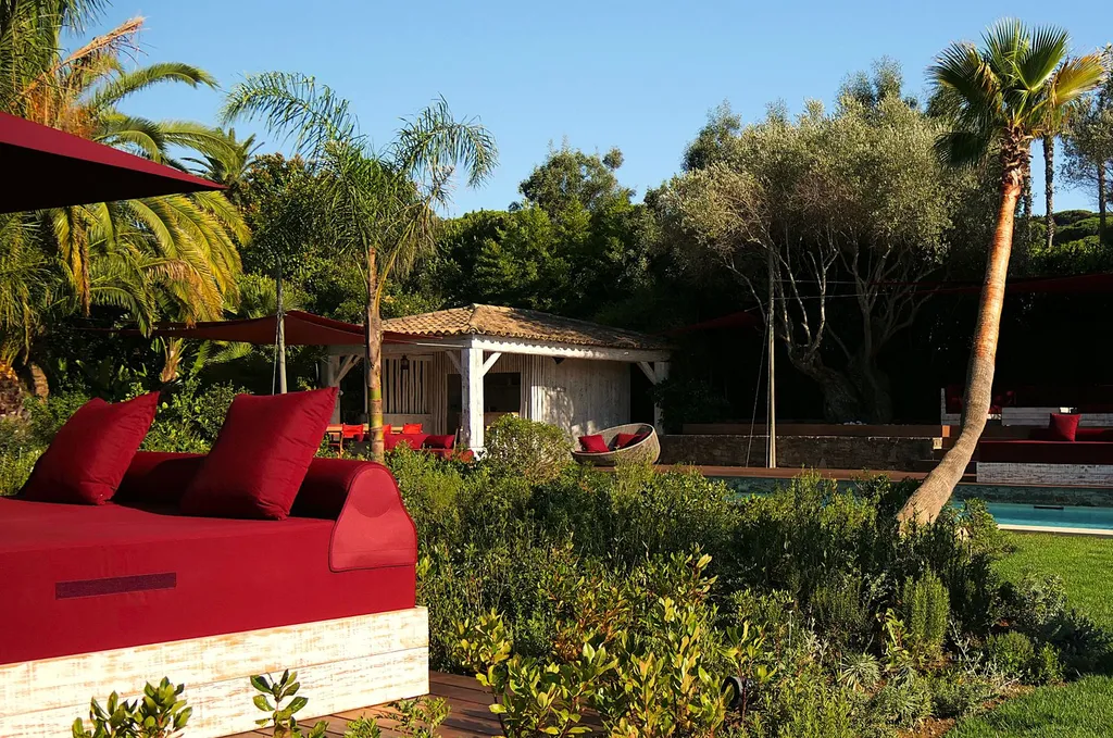 Création d'un jardin immersif à Saint-Tropez avec Jean Dubreuil architecte paysagiste et maître d'œuvre en région PACA