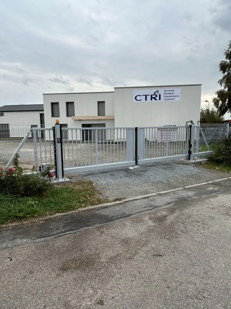 Installation de Portail coulissant autoportant motorisé, Clôtures de jardin et Aménagements d'entrées à Pont l'Évêque dans le Calvados 14 et ses communes limitrophes de Normandie