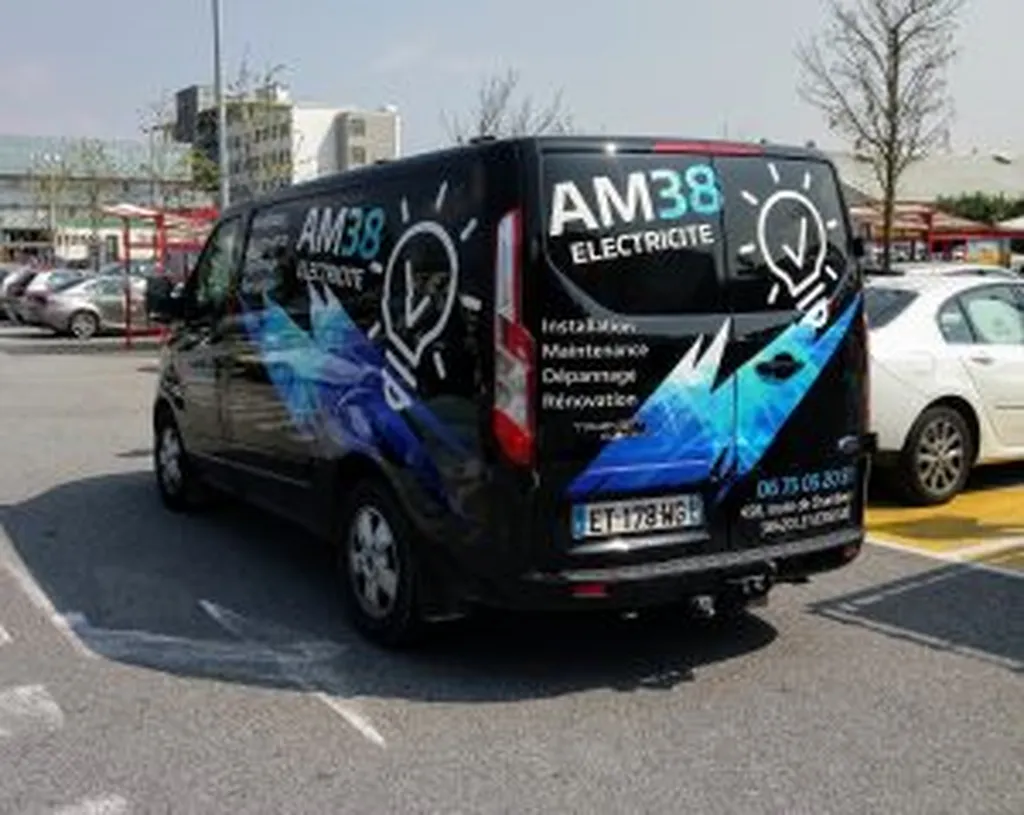 Marquage de véhicule utilitaire professionnel pour l'électricien AM38 à Domène près de Grenoble afin d’augmenter la visibilité locale et l’image de marque