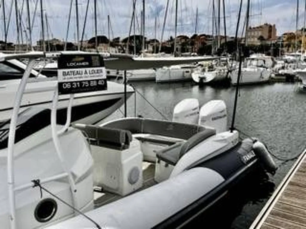 Louer un semi-rigide avec skipper à Bandol