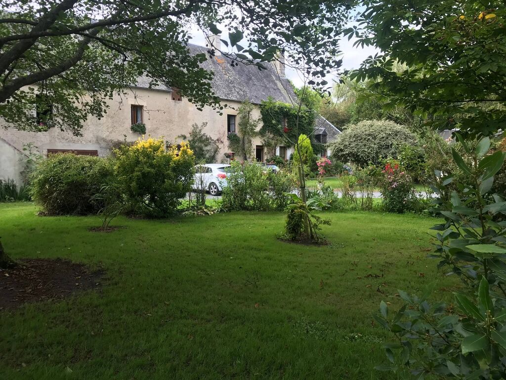 A découvrir demeure en Pierres de Caen ayant de beaux volumes et ses nombreuses dépendances sur un terrain arborés de 7199 m² dans le Calvados 14