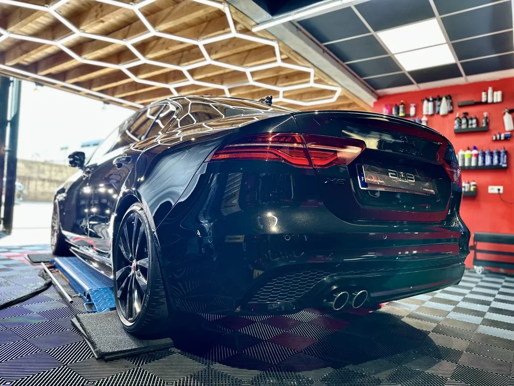 spécialiste du traitement céramique du Lyon et sa région . protection carrosserie Jaguar XE