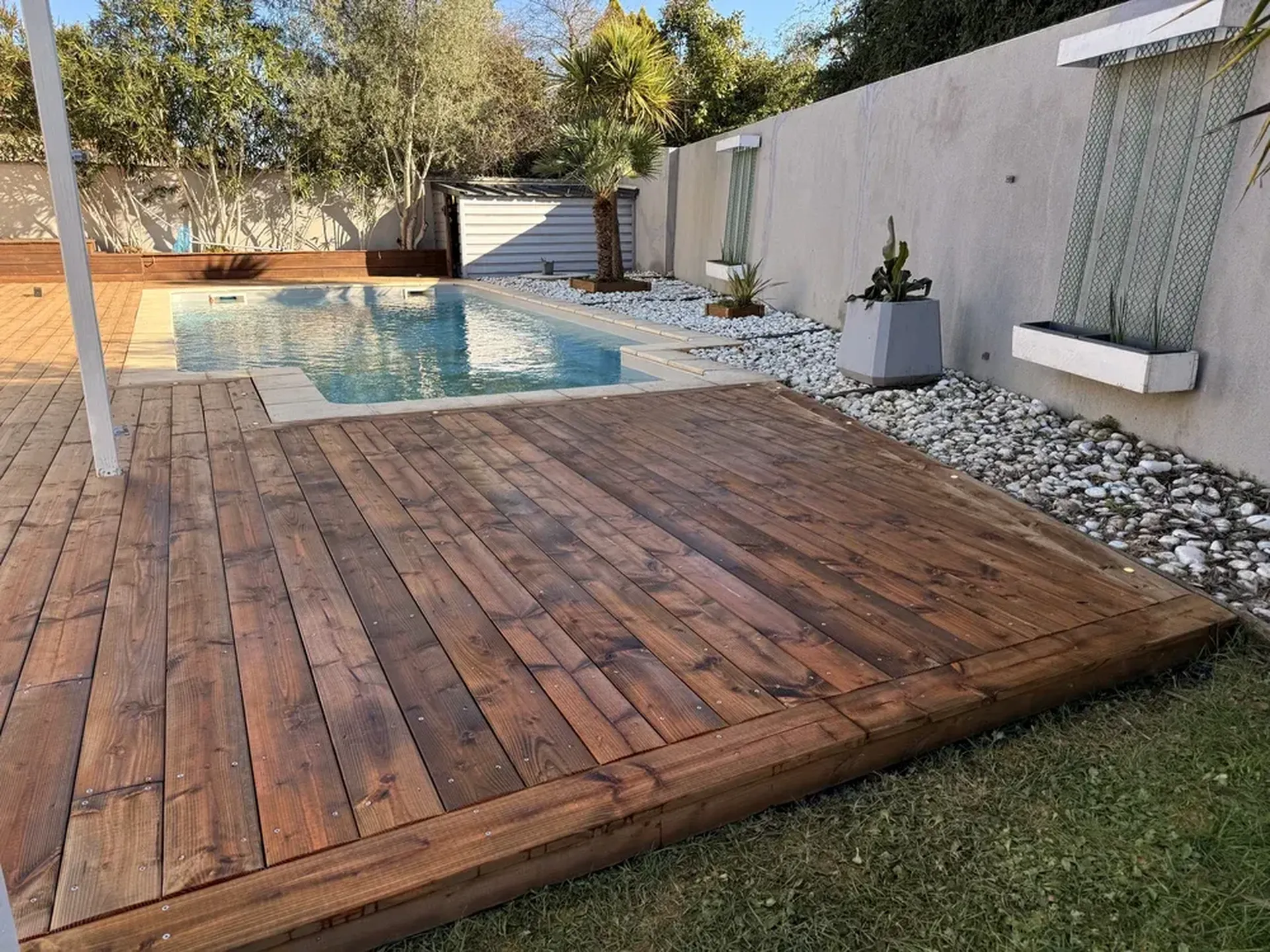 Quel bois choisir pour une terrasse sans entretien à Toulouse : la réponse de l'expert RENOVAZ