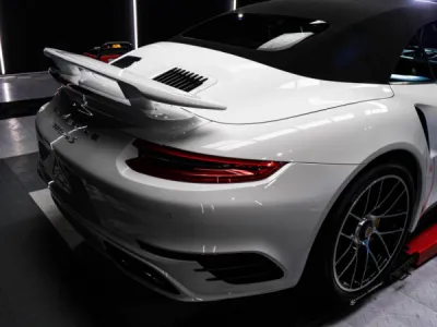 Résultat du polissage complet sur la Porsche Turbo S, rendant la voiture aussi brillante que possible et prête à recevoir le traitement céramique pour une protection efficace et prolongée.