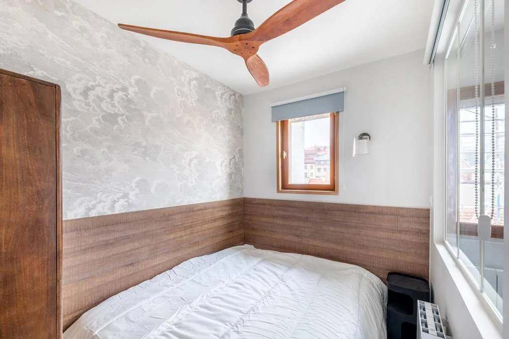 Pose d'un papier peint dans une chambre 