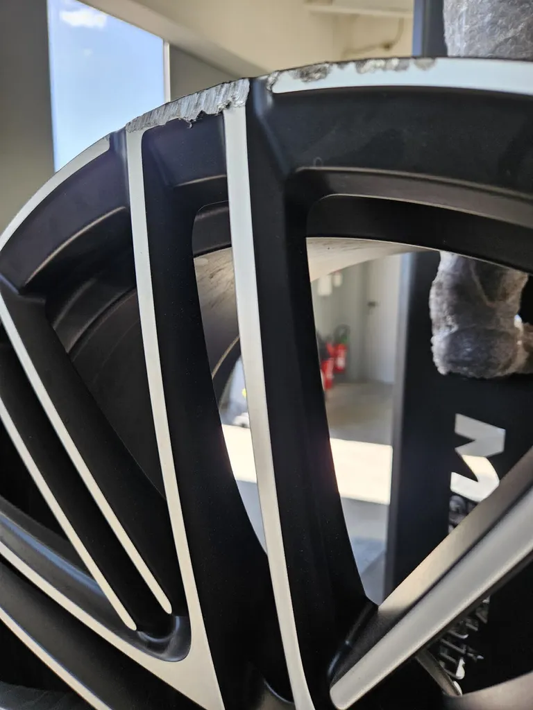 Rénovation des 4 jantes pour cette Aston Martin DB12 volante
Lyon