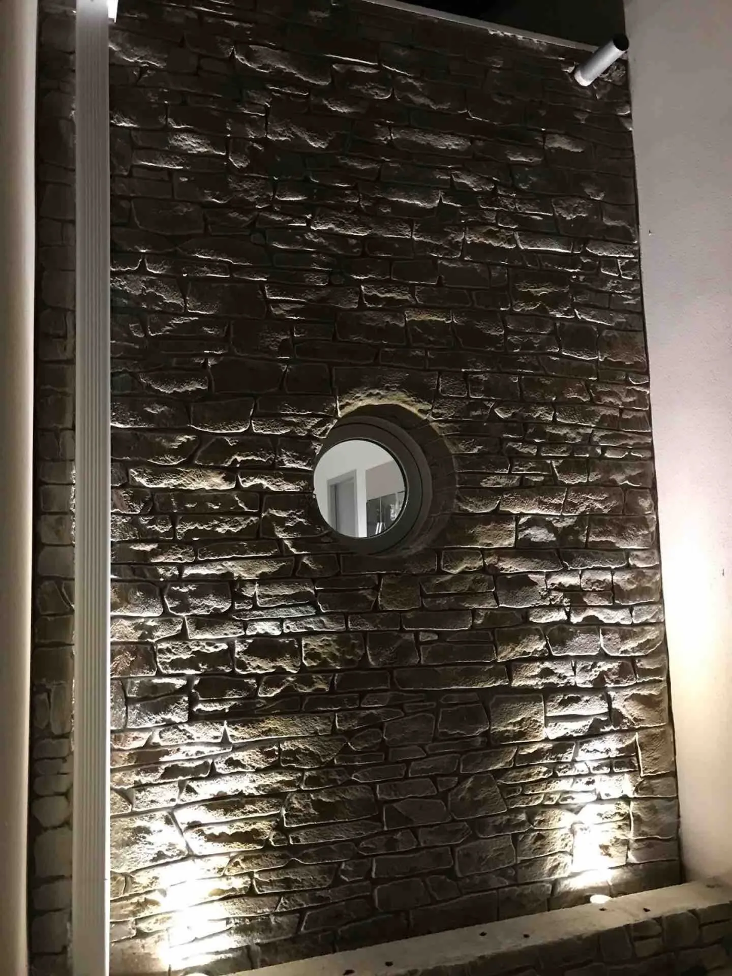 Pierre contemporaine sur façade à Puimisson  à côté de Magalas et Béziers