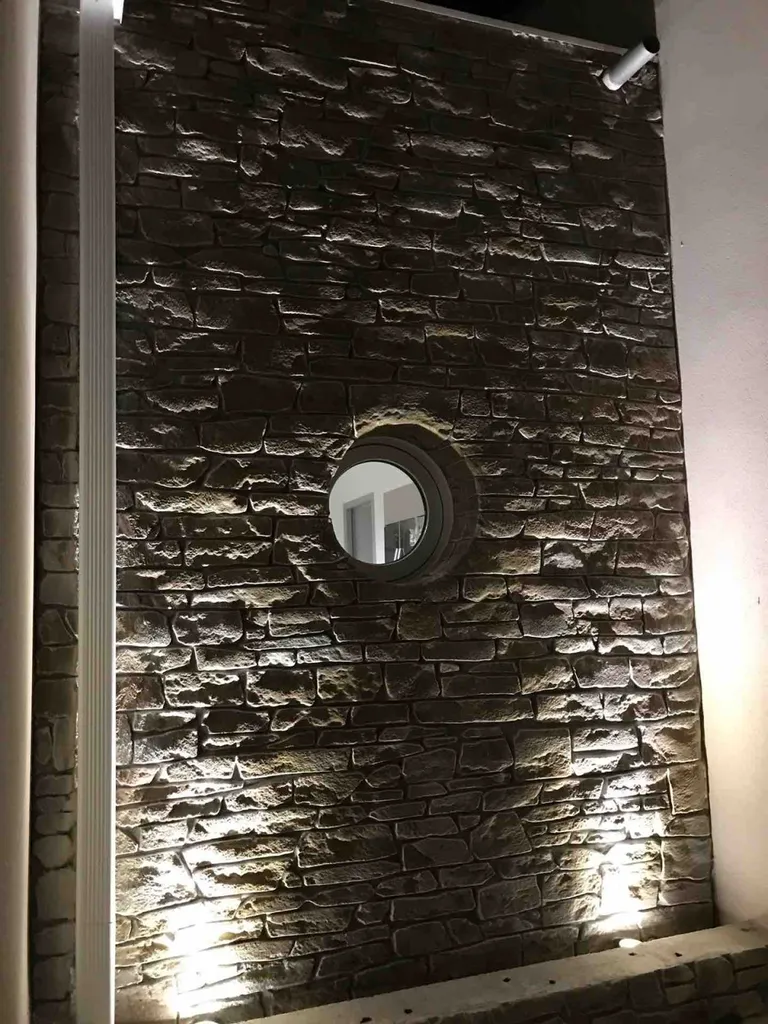 Pierre contemporaine sur façade à Puimisson  à côté de Magalas et Béziers