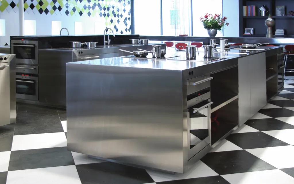 Îlot de cuisson inox avec étagères inox, prises et plaques de cuissons intégrés Paris
