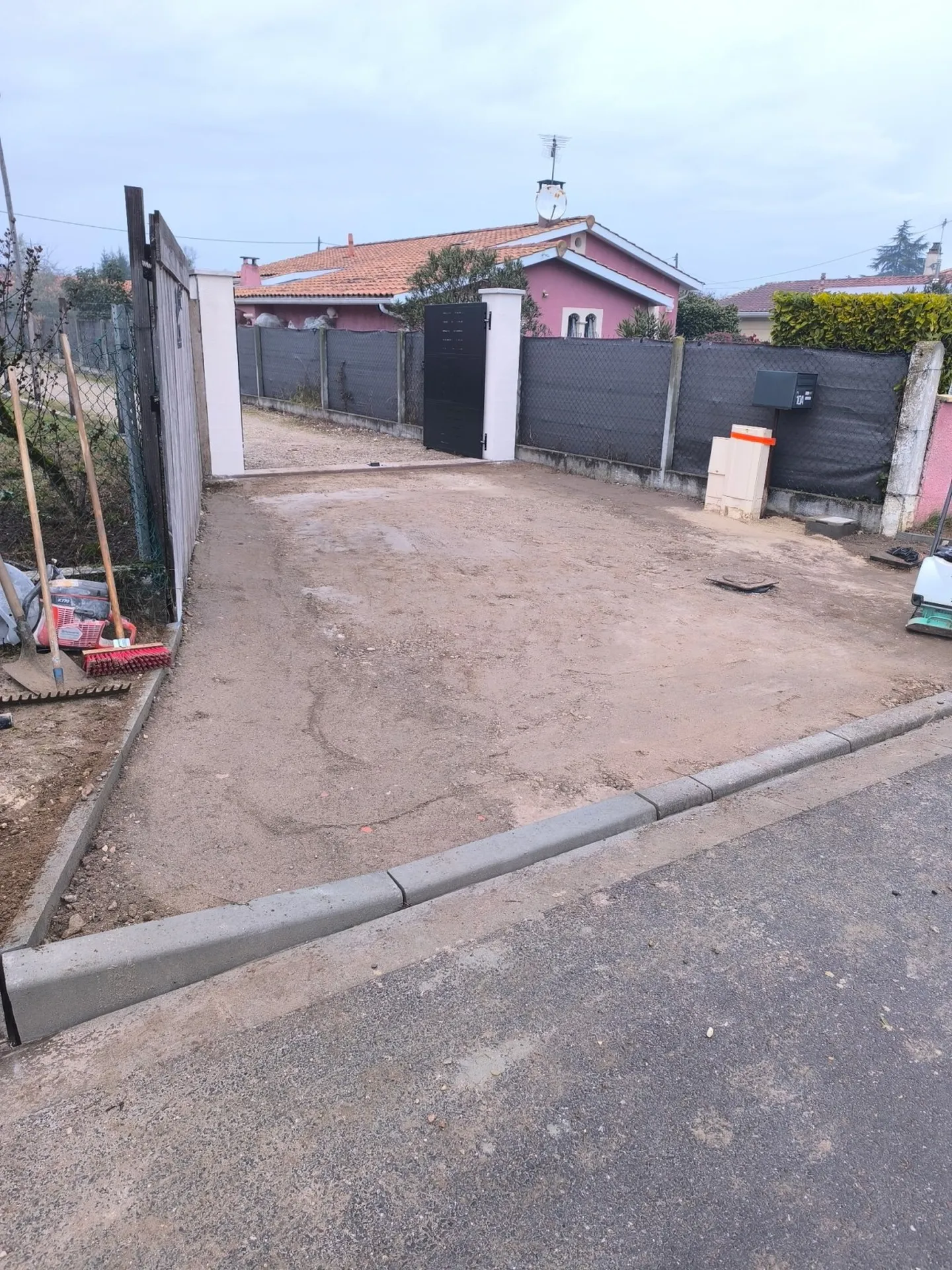 Améngement d'un trottoir bateau d'entrée de maison en enrobé noir à chaud sur Bègles prés de Bordeaux 