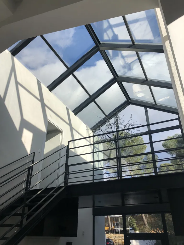 Verrière hall d’entré en aluminium TECHNAL posée sur structure acier, dans le bassin d’Aubagne avec vitrage à contrôle solaire