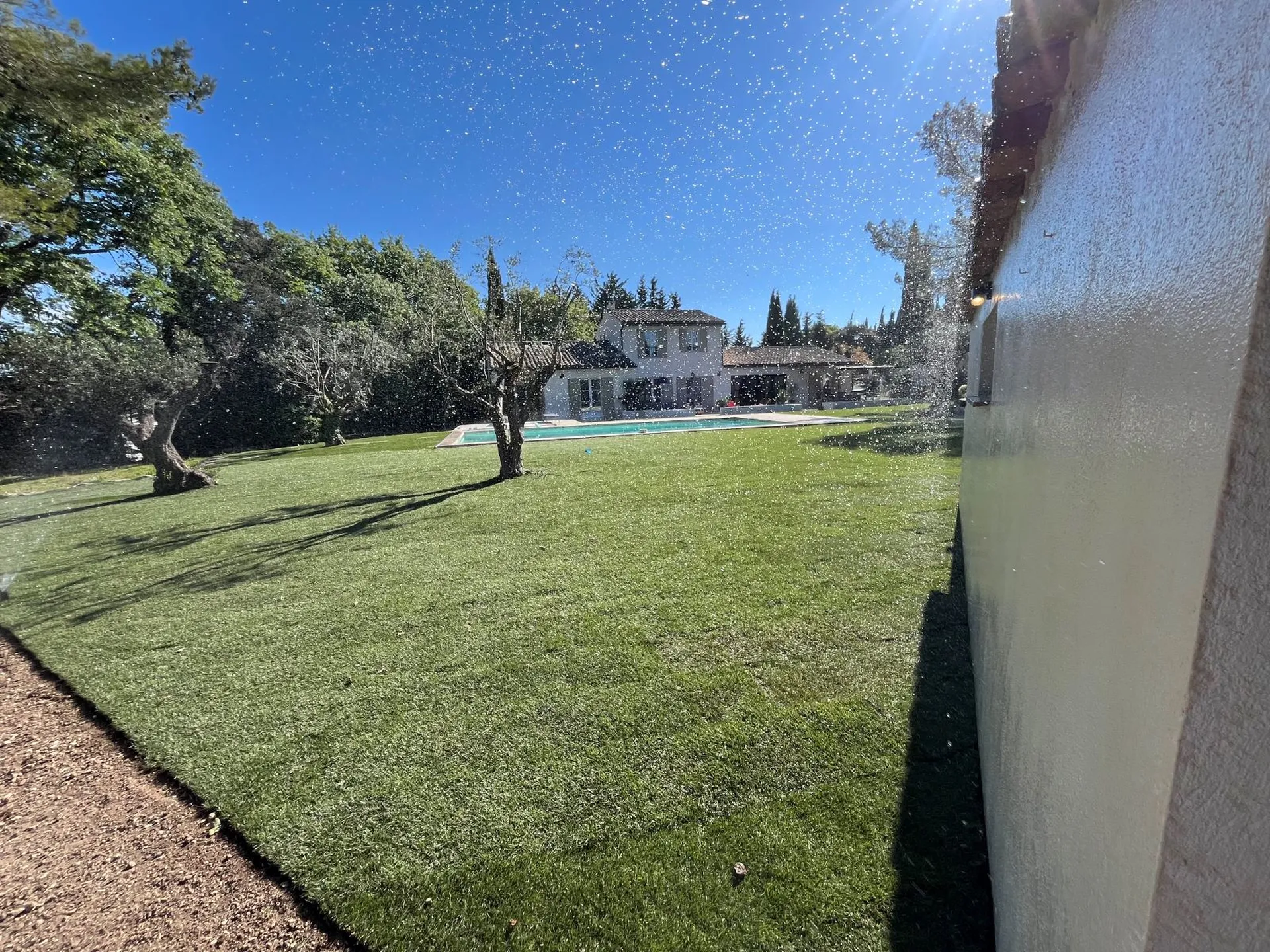 Les avantages et les inconvénients de l'arrosage automatique par rapport à l'arrosage manuel à Bouc Bel Air