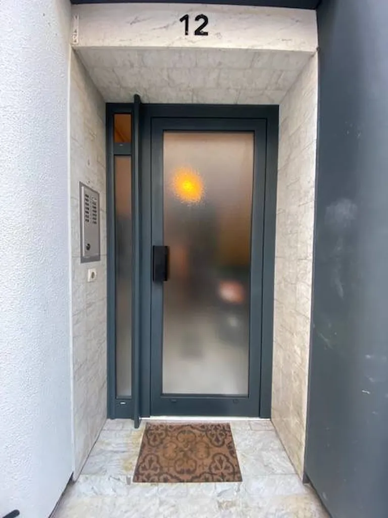 Fourniture et pose d'une porte d'immeuble à Nice (06)