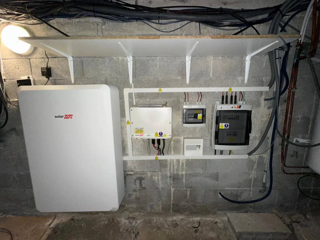 Installation de batteries de stockage Solaredge au Beausset.