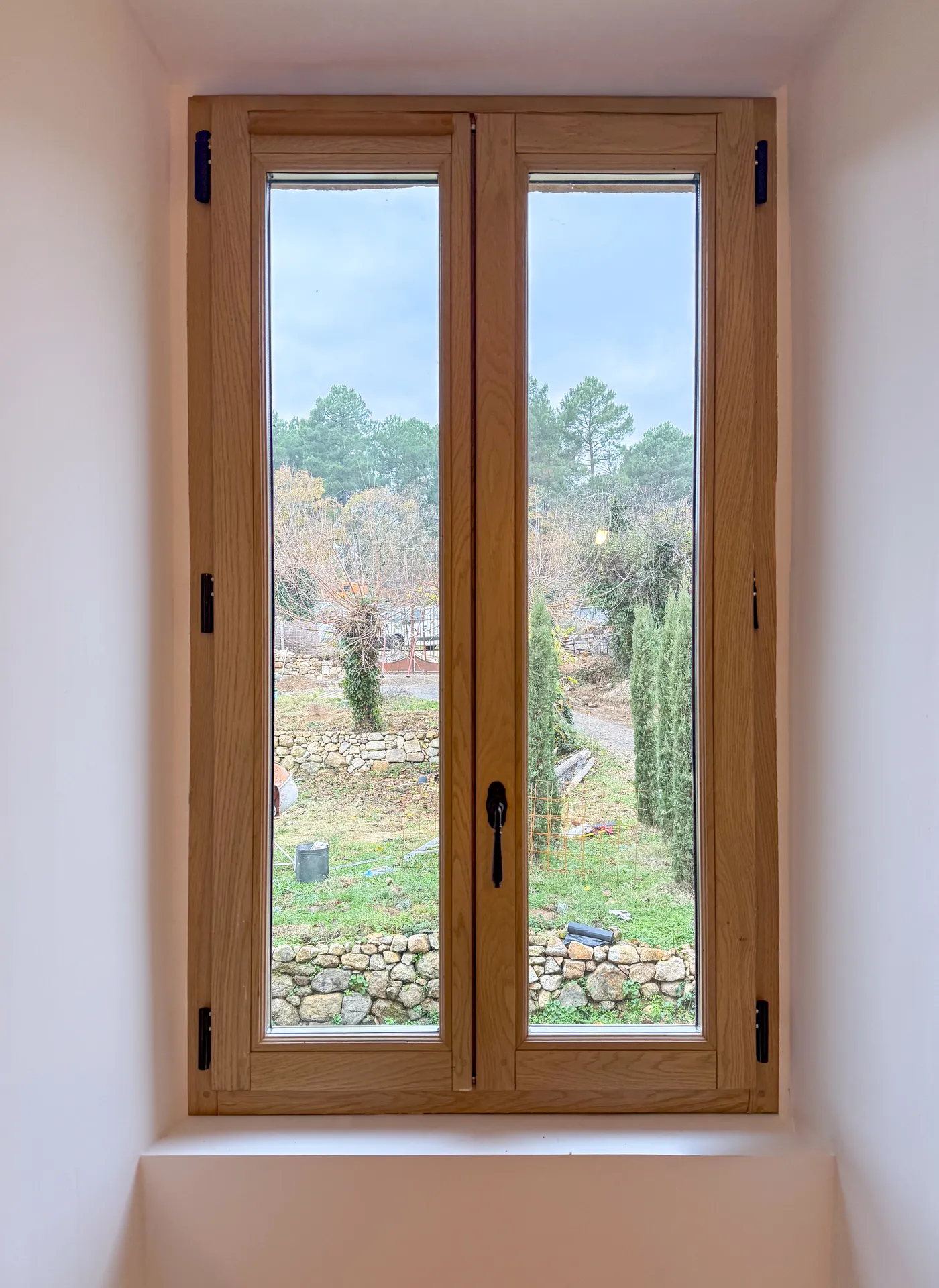 Menuiserie en bois sur mesure avec fenêtres performantes et finitions soignées pour habitation à Saint Paul le Jeune