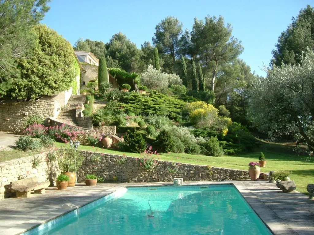 Maison en pierre proche de Carpentras  au coeur d'un parc et avec une superbe vue.