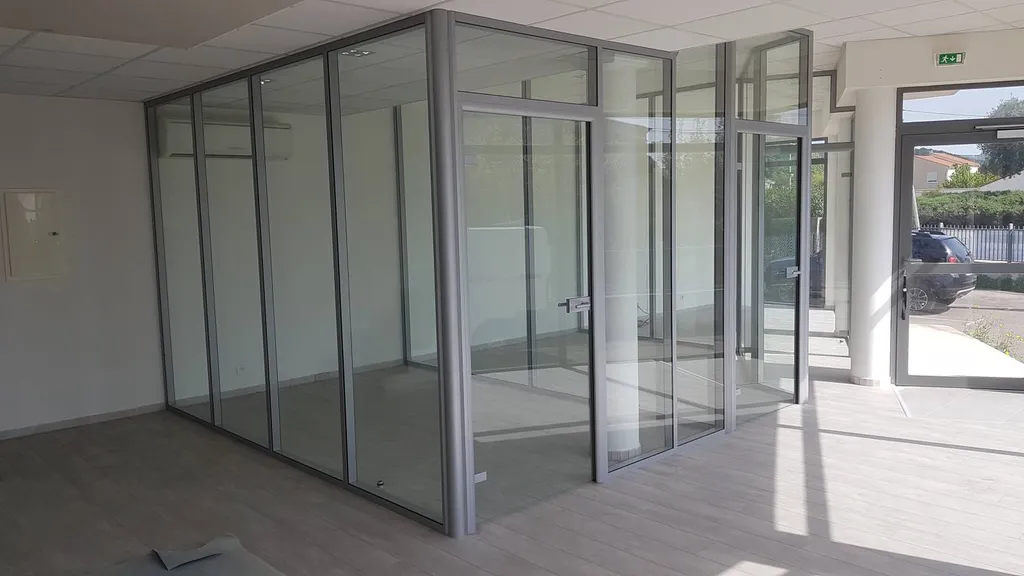 Agencement de cloisons amovibles vitrées dans un espace tertiaire à Marseille