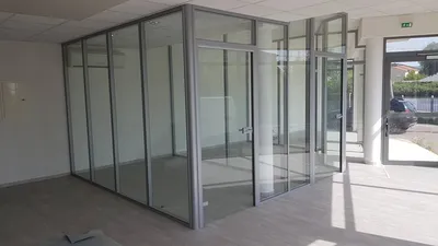 Agencement de cloisons amovibles vitrées dans un espace tertiaire à Marseille