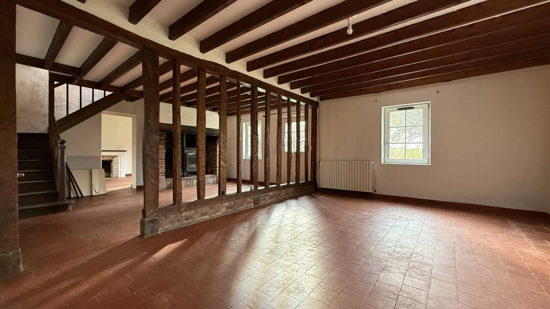 Immobilier en Normandie : ce bien rare offre environ 100 m² habitables avec un salon-séjour de 40 m² et cheminée.