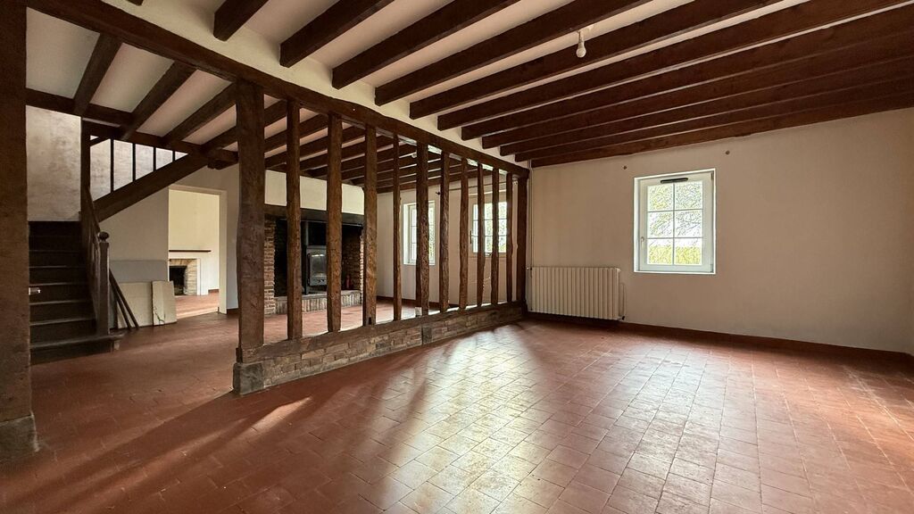 Immobilier en Normandie : ce bien rare offre environ 100 m² habitables avec un salon-séjour de 40 m² et cheminée.