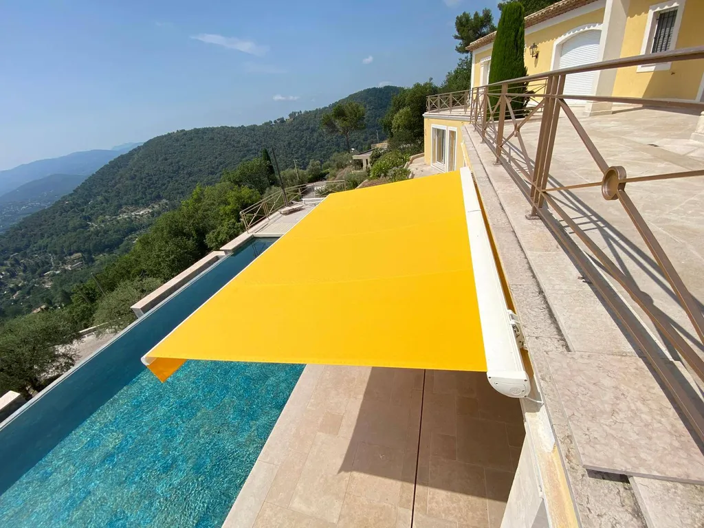 Fourniture et installation d'un store coffre MATEST dans une villa à Grasse (06)