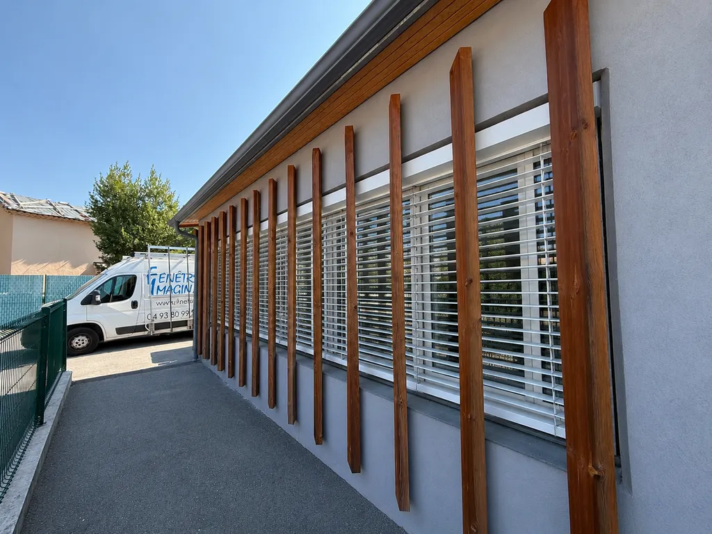 Brise-soleil orientable aluminium COMPAK BSO posé à Contes avec motorisation Somfy IO.