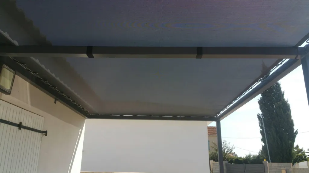 FABRICATION ET POSE PERGOLA FER FORGE FABRIQUEE SUR MESURE AVEC BACHE ANTI UV TONNELLE THERMOLAQUEE FOS SUR MER GIGNAC