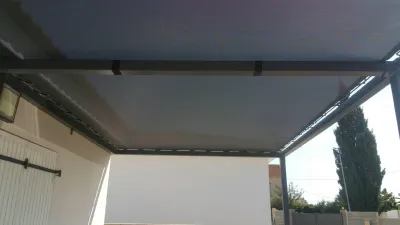 FABRICATION ET POSE PERGOLA FER FORGE FABRIQUEE SUR MESURE AVEC BACHE ANTI UV TONNELLE THERMOLAQUEE FOS SUR MER GIGNAC
